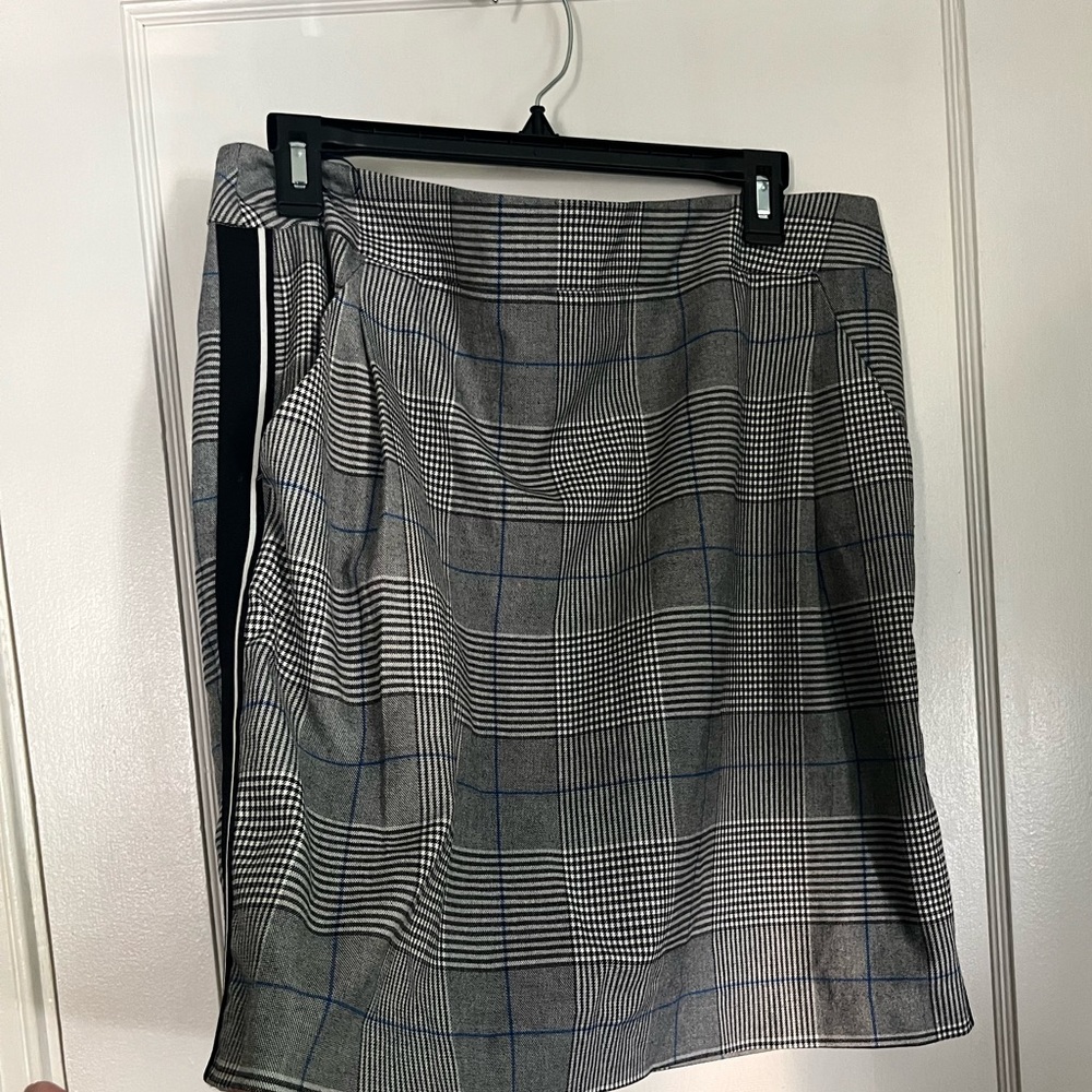 S.Oliver skirt with black and white pattern